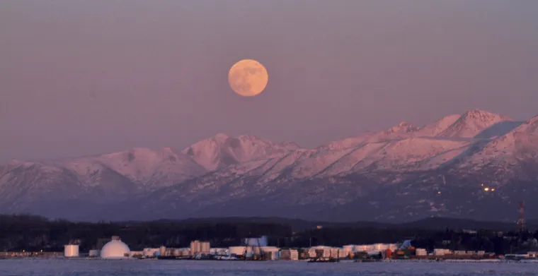 Rijedak astronomski događaj - 'superkrvavi plavi Mjesec' - jučer se sat i 16 minuta mogao vidjeti s nekih dijelova Zemlje, i to prvi put nakon 36 godina. Spojile su se tri neobične lunarne pojave, supermjesec, plavi Mjesec i potpunu pomrčinu Mjeseca. Nažalost, veći dio Europe (izuzev južnog dijela Starog kontinenta) nije među mjestima s kojih će ovaj rijedak događaj biti vidljiv. U njemu su mogli uživati u Sjevernoj Americi, Aziji, na Bliskom istoku, u Rusiji i Australiji.