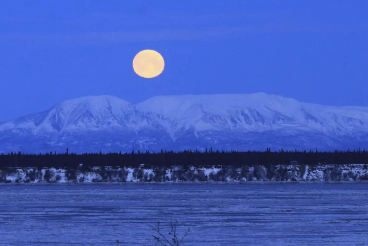Rijedak astronomski događaj - 'superkrvavi plavi Mjesec' - jučer se sat i 16 minuta mogao vidjeti s nekih dijelova Zemlje, i to prvi put nakon 36 godina. Spojile su se tri neobične lunarne pojave, supermjesec, plavi Mjesec i potpunu pomrčinu Mjeseca. Nažalost, veći dio Europe (izuzev južnog dijela Starog kontinenta) nije među mjestima s kojih će ovaj rijedak događaj biti vidljiv. U njemu su mogli uživati u Sjevernoj Americi, Aziji, na Bliskom istoku, u Rusiji i Australiji.