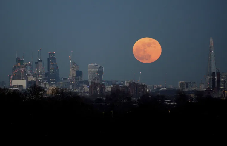 Rijedak astronomski događaj - 'superkrvavi plavi Mjesec' - jučer se sat i 16 minuta mogao vidjeti s nekih dijelova Zemlje, i to prvi put nakon 36 godina. Spojile su se tri neobične lunarne pojave, supermjesec, plavi Mjesec i potpunu pomrčinu Mjeseca. Nažalost, veći dio Europe (izuzev južnog dijela Starog kontinenta) nije među mjestima s kojih će ovaj rijedak događaj biti vidljiv. U njemu su mogli uživati u Sjevernoj Americi, Aziji, na Bliskom istoku, u Rusiji i Australiji.