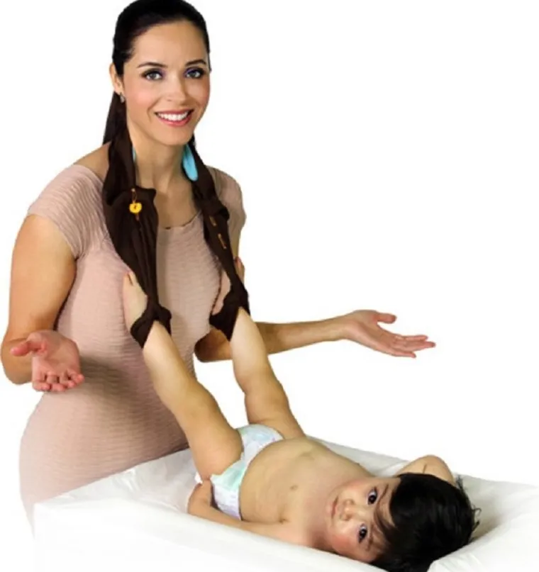 Na papiru zvuči kao dobra ideja  - za&scaron;to ne bi pomogli roditeljima kod presvlačenja beba tako da mogu pričvristiti noge. Izvedba je ne&scaron;to sasvim drugo