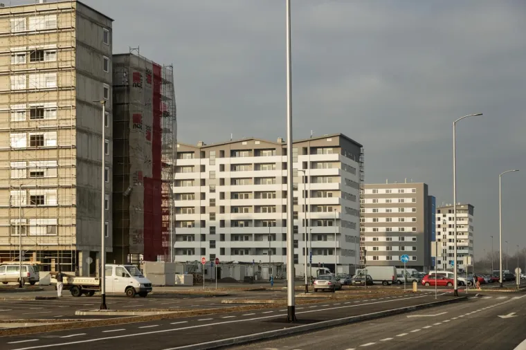Također, ondje bi se trebali naći parkovi, te po šest igrališta za djecu do šest godina i za djecu i tinejdžere od 7 do 18 godina.