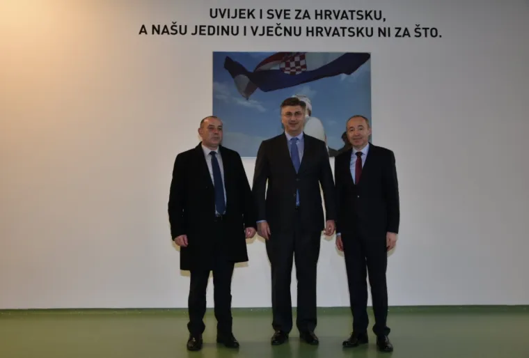 Predsjednik Vlade RH Andrej Planković posjetio je danas, u pratnji potpredsjednika Vlade RH i ministra obrane Damira Krstičevića i načelnika Glavnog stožera OS RH generala zbora Mirka &Scaron;undova, vojarnu Croatia i Ministarstvo obrane RH gdje je nazočio potpisivanju ugovora s proizvođačima vojne opreme.