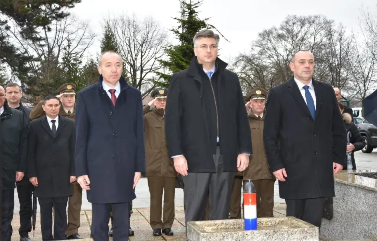 PREMIJER PLENKOVIĆ POSJETIO ZAGREBAČKU VOJARNU: U dru&scaron;tvu ministara razgledavao naoružanje hrvatskih vojnika