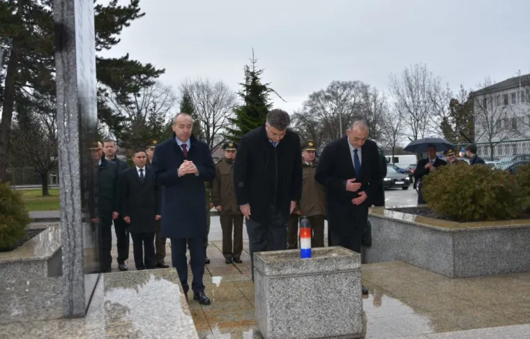 PREMIJER PLENKOVIĆ POSJETIO ZAGREBAČKU VOJARNU: U dru&scaron;tvu ministara razgledavao naoružanje hrvatskih vojnika