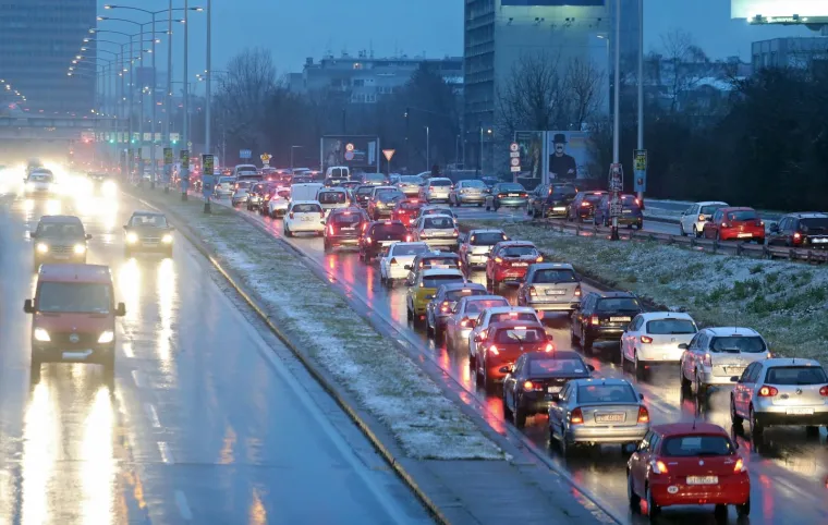 Zagreb - Snijeg je zabijelio veći dio grada te uzrokovao manje zastoje u prometu.