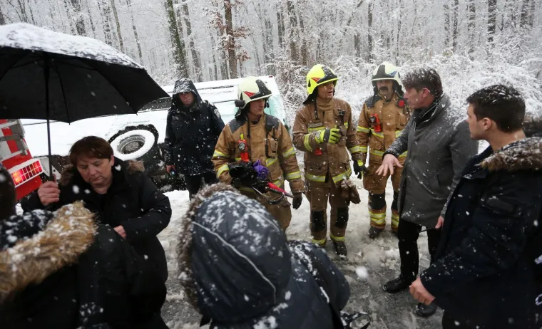 DVIJE UČENICE OZLIJEĐENE U NESREĆI U KARLOVCU: Autobus sa srednjo&scaron;kolcima sletio s ceste
