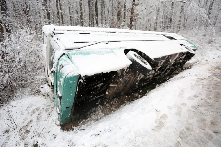 DVIJE UČENICE OZLIJEĐENE U NESREĆI U KARLOVCU: Autobus sa srednjo&scaron;kolcima sletio s ceste