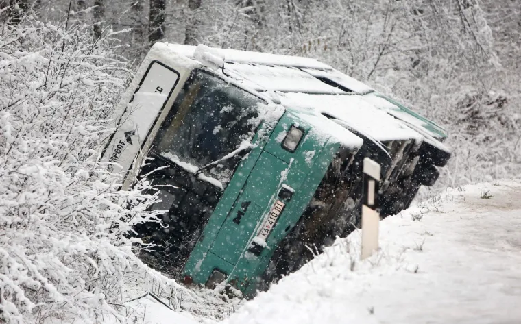 DVIJE UČENICE OZLIJEĐENE U NESREĆI U KARLOVCU: Autobus sa srednjo&scaron;kolcima sletio s ceste