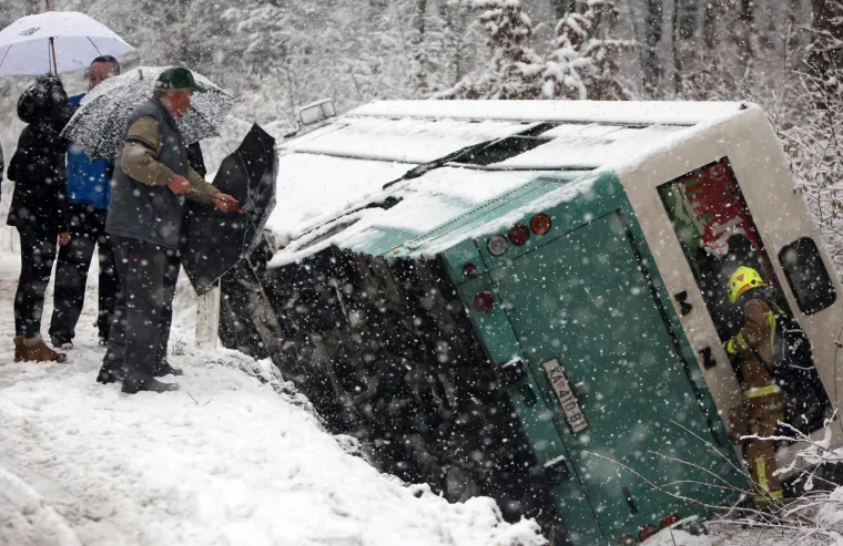 DVIJE UČENICE OZLIJEĐENE U NESREĆI U KARLOVCU: Autobus sa srednjo&scaron;kolcima sletio s ceste