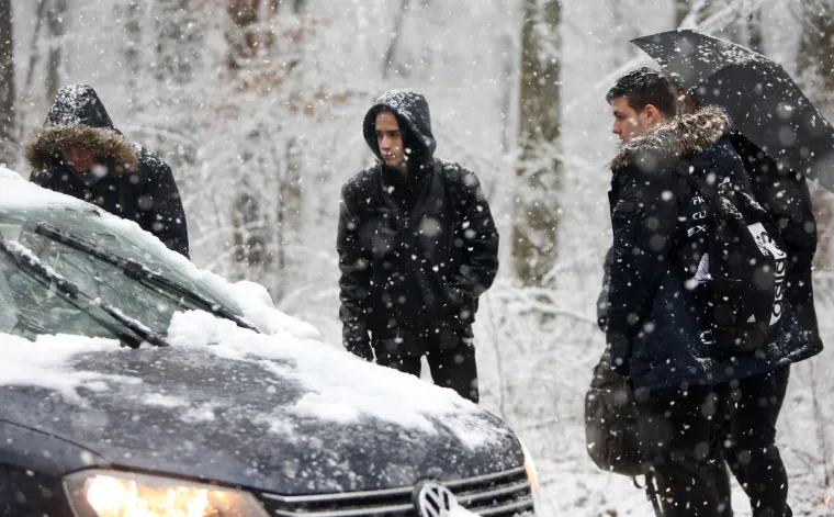 DVIJE UČENICE OZLIJEĐENE U NESREĆI U KARLOVCU: Autobus sa srednjo&scaron;kolcima sletio s ceste