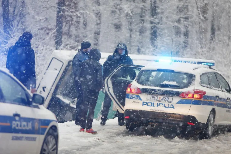 DVIJE UČENICE OZLIJEĐENE U NESREĆI U KARLOVCU: Autobus sa srednjo&scaron;kolcima sletio s ceste
