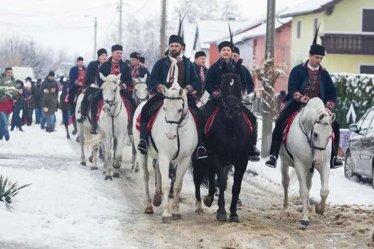 Povorka od oko 40 jahača išla je u obilazak 'postaja' ulicama Tenje gdje su ih dočekivali vrijedni domaćini i počcastili domačim proizvodima