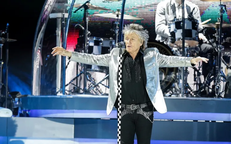 Legendarni rocker Rod Stewart održao je koncert u zagrebačkoj Areni i oduševio publiku, koja je s njime u glas pjevala hitove poput Maggie May, The First Cut Is The Deepest, You Wear It Well, Sailing itd. Dobro raspoloženi Stewart na pozornicu je kročio u srebrnom sakou i pokazao da je, unatoč tomu što ima 73 godine, još uvijek u odličnoj formi. Ovo je bio prvi put da je Rod nastupio u Hrvatskoj, a u backstageu mu je podrška bila supruga, bivša manekenka Penny Lancaster.
