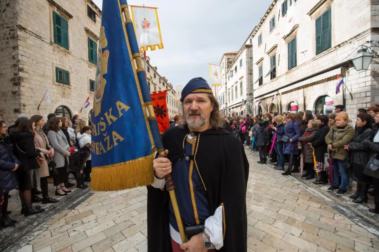Svečanim misnim slavljem pred dubrovačkom Katedralom te procesijom s moćima svetog Vlaha u pratnji barjaka ulicama povijesne jezgre grada Dubrovčani su u subotu obilježili 1046. Festu svetog Vlaha, za&scaron;titnika grada
