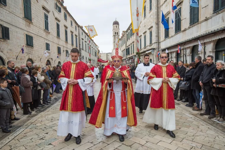 Misno slavlje pred Katedralom predvodio je riječki nadbiskup mons. Ivan Devčić koji je u propovijedi istaknuo kako se o svakom svetačkom blagdanu, pa tako i o dana&scaron;njem svetoga Vlaha, 'moramo najprije zapitati s kakvom ga vjerom slavimo'