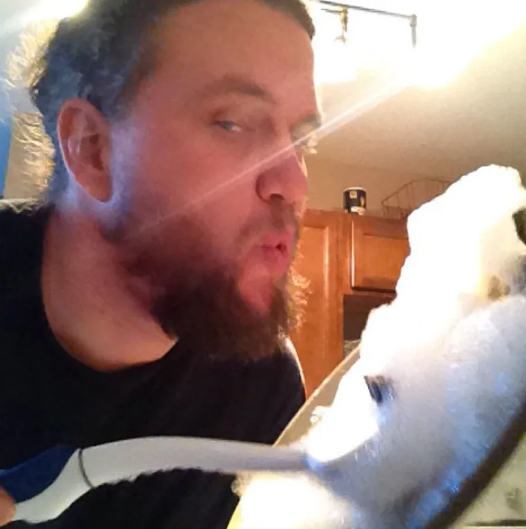 Korisnik Reddita pod nadimkom dirty-ol-sob pokazao je neobičan način kojim pokušava zavesti svoju suprugu. Naime, njoj je seksi kada on obavlja kućanske poslove pa se odlučio uslikati dok čisti kako bi nasmijao svoju suprugu. Njegov pokušaj možete pogledati u nastavku.