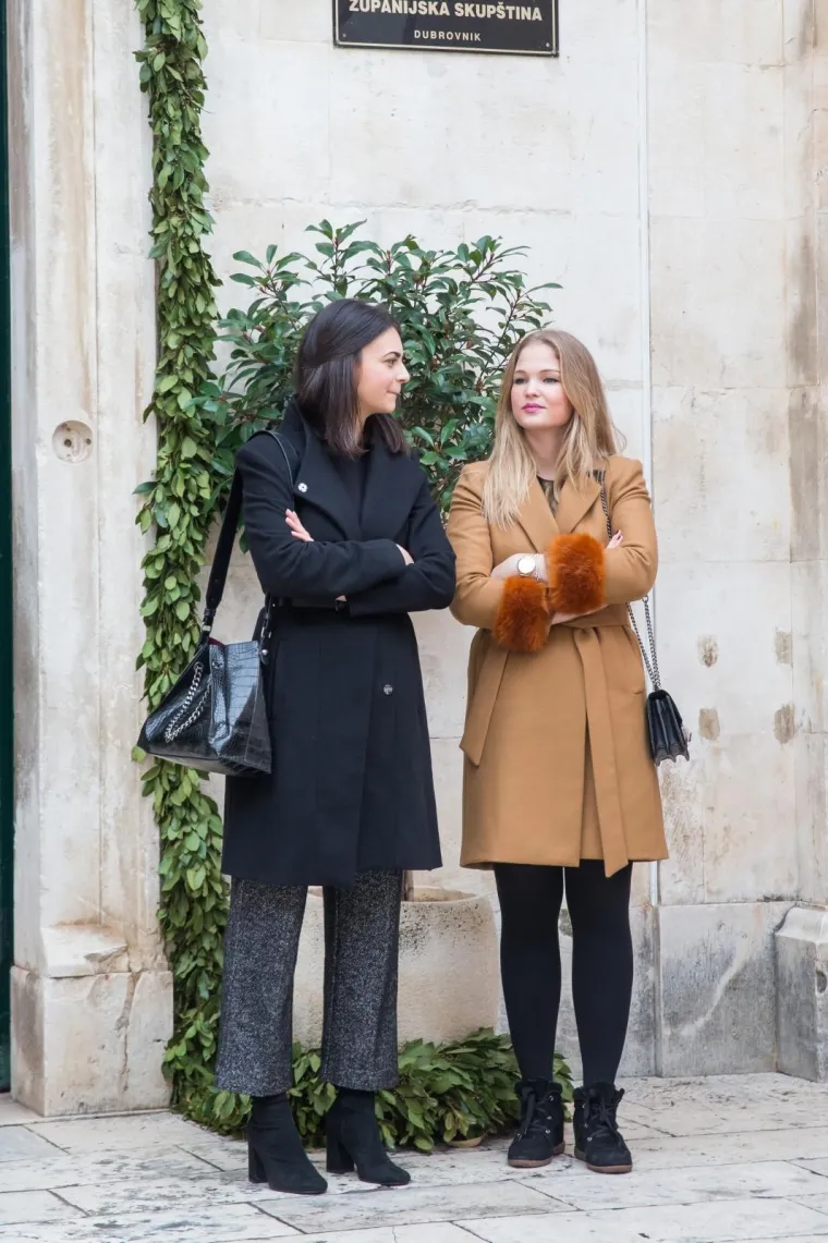 Dok Zagrepčani u čizmama manevriraju po snijegu, na krajnjem jugu Hrvatske potpuno druga priča. Topao sunčan dan i ugodnih 11 stupnjeva celzijusa izmamili su Dubrovčane na &scaron;picu. Zgodne Dalmatinke Stradunom su već počele &scaron;etati u proljetnoj obleki. Dodu&scaron;e, na&scaron;lo se i skupocjenih krznenih kaputa, ali i sandalica te mrežastih čarapa i čipkastih suknjica.