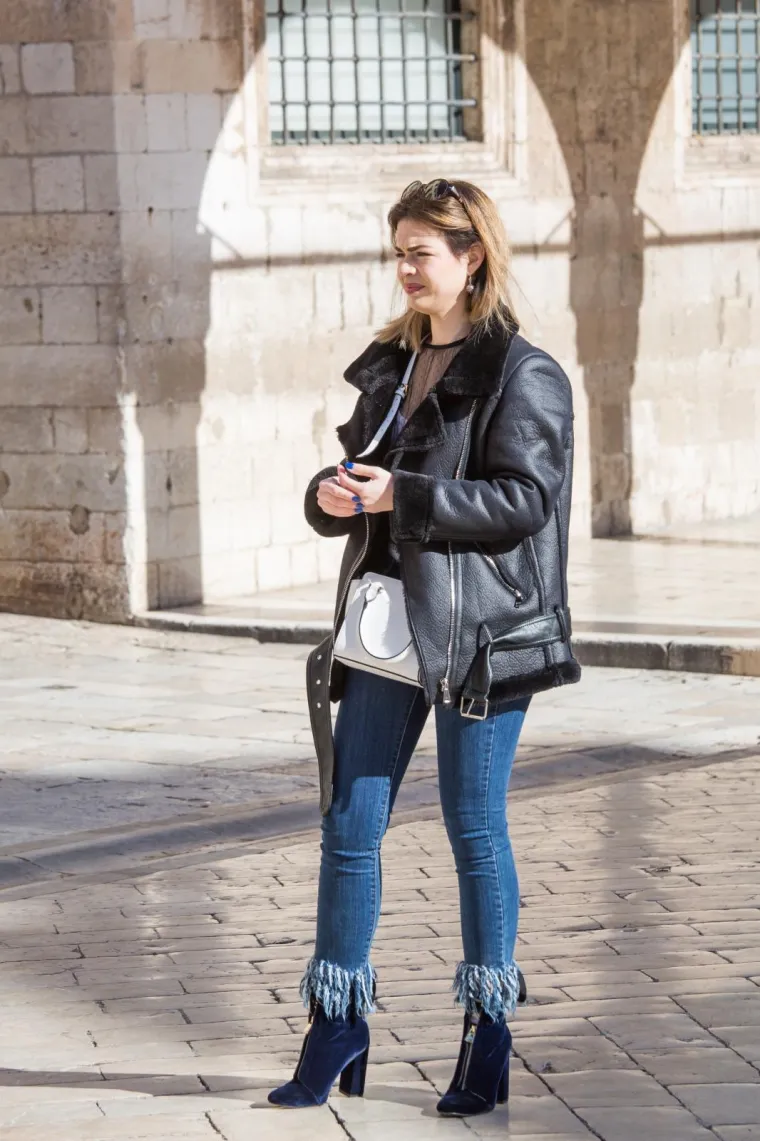 DUBROVČANKE IZBACILE NOGE NA SUNCE: Toplo vrijeme izmamilo na &scaron;picu djevojke koje odjećom prizivaju ljeto