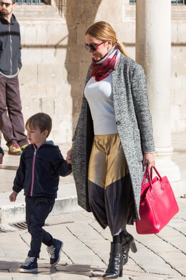 DUBROVČANKE IZBACILE NOGE NA SUNCE: Toplo vrijeme izmamilo na &scaron;picu djevojke koje odjećom prizivaju ljeto
