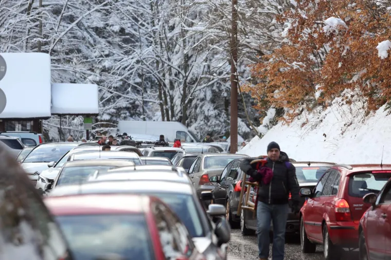 Od 11,30 sati zatvorena je Sljemenska cesta sa zagrebacke strane od Blizneca prema vrhu
