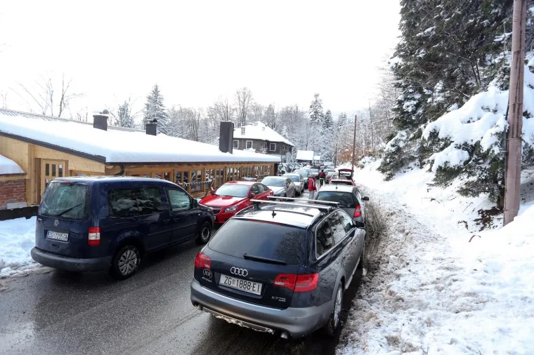 SVI SU HTJELI NA MEDVEDNICU: Zatvorena je Sljemenska cesta sa zagrebačke strane od Blizneca prema vrhu