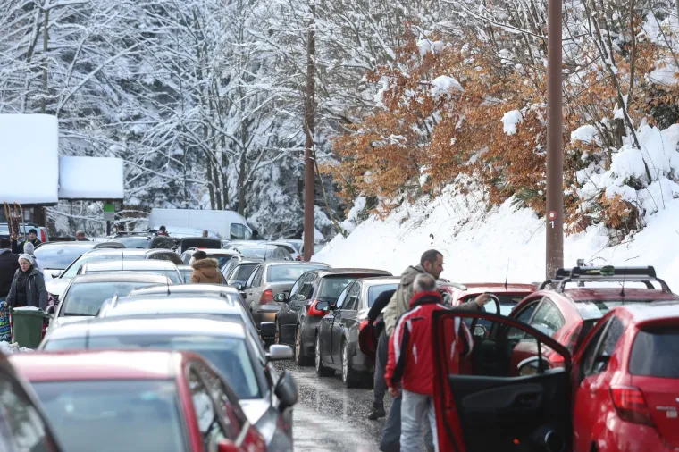SVI SU HTJELI NA MEDVEDNICU: Zatvorena je Sljemenska cesta sa zagrebačke strane od Blizneca prema vrhu