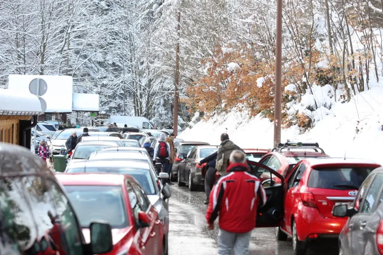 SVI SU HTJELI NA MEDVEDNICU: Zatvorena je Sljemenska cesta sa zagrebačke strane od Blizneca prema vrhu
