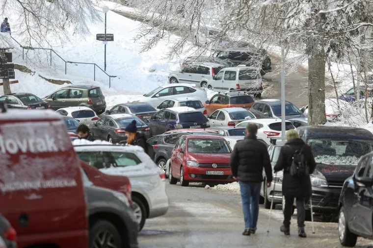 Moguće je doći obilazno do vrha: Zapre&scaron;ić-Bistra-Pila-vrh ili Sesvete-Sveti Matej-Stubica-Pila-vrh