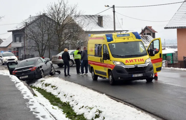 Sibinj - U prometnoj nesreći kod groblja nekoliko je osoba ozlijeđeno, a šteta na automobilima je znatna.