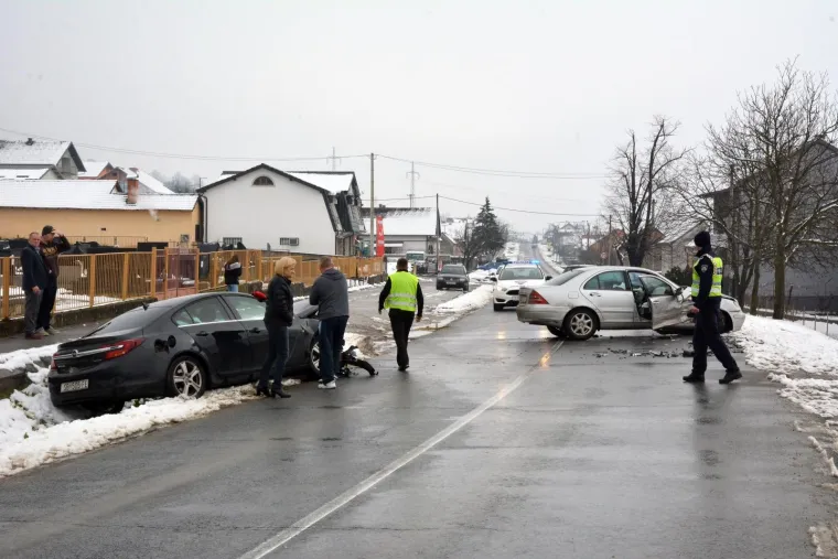 TEŠKA NESREĆA U SLAVONIJI: U silovitom sudaru automobila više je osoba ozlijeđeno