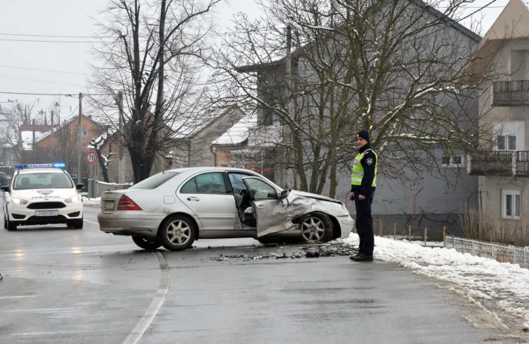 TE&Scaron;KA NESREĆA U SLAVONIJI: U silovitom sudaru automobila vi&scaron;e je osoba ozlijeđeno