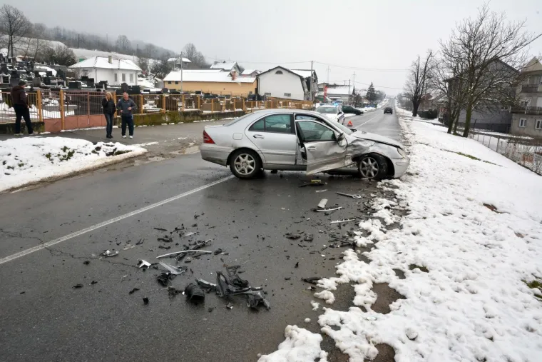 TE&Scaron;KA NESREĆA U SLAVONIJI: U silovitom sudaru automobila vi&scaron;e je osoba ozlijeđeno