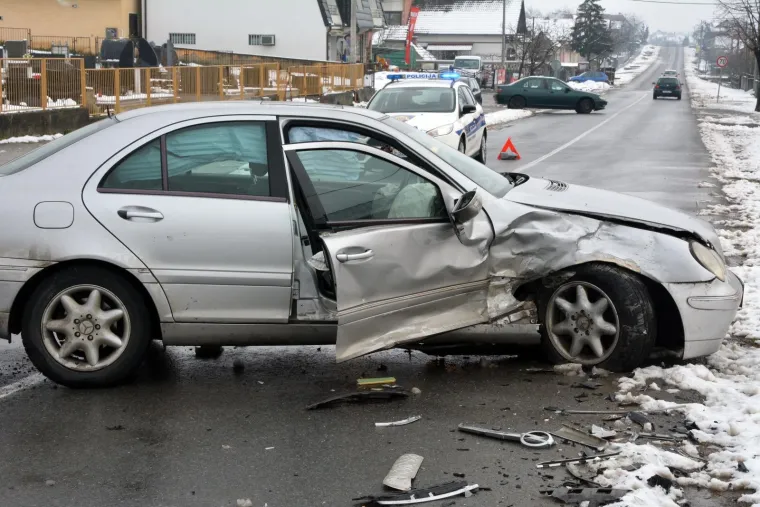 TE&Scaron;KA NESREĆA U SLAVONIJI: U silovitom sudaru automobila vi&scaron;e je osoba ozlijeđeno