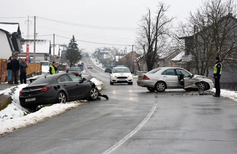 TE&Scaron;KA NESREĆA U SLAVONIJI: U silovitom sudaru automobila vi&scaron;e je osoba ozlijeđeno