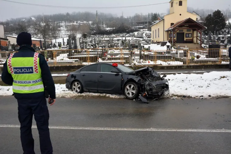 TE&Scaron;KA NESREĆA U SLAVONIJI: U silovitom sudaru automobila vi&scaron;e je osoba ozlijeđeno