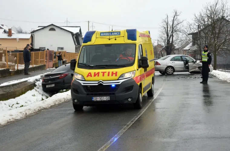 TE&Scaron;KA NESREĆA U SLAVONIJI: U silovitom sudaru automobila vi&scaron;e je osoba ozlijeđeno