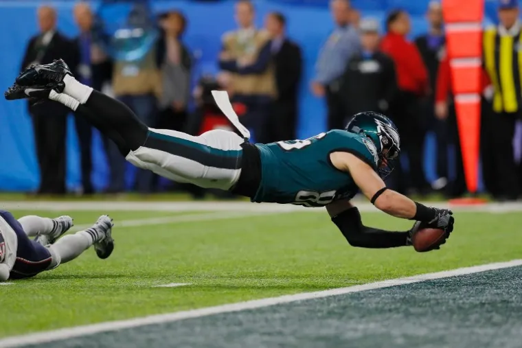 Philadelphia Eaglesi osvojili su svoj prvi naslov u "Super Bowl" eri. Zach Ertz postigao je ključan touchdown na samom kraju utakmice