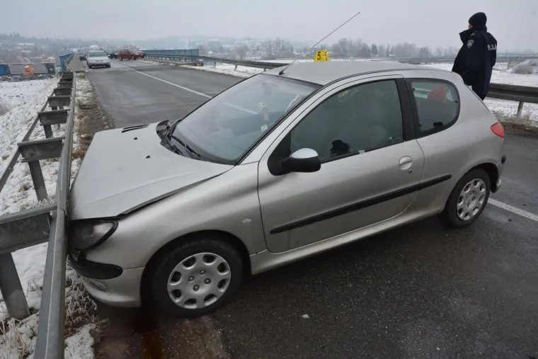 Srećom, u nesreći nije bilo ozlijeđenih, a promet nadvožnjakom je do daljnjeg prekinut.