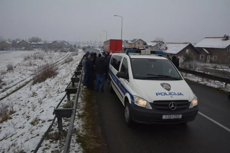 LANČANI SUDAR U SLAVONSKOM BRODU: U nesreći na nadvožnjaku sudjelovalo čak 15 vozila