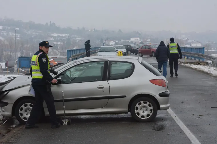 LANČANI SUDAR U SLAVONSKOM BRODU: U nesreći na nadvožnjaku sudjelovalo čak 15 vozila