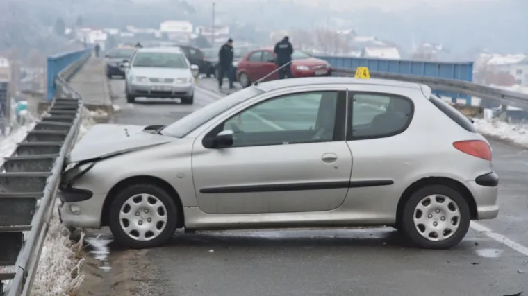 LANČANI SUDAR U SLAVONSKOM BRODU: U nesreći na nadvožnjaku sudjelovalo čak 15 vozila