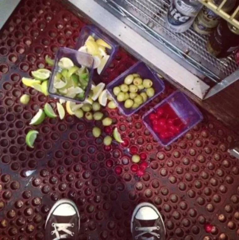 KONOBARI OPAKO ZARIBALI NA POSLU: Nije im lako, a onda je netko i snimio njihove pogre&scaron;ke