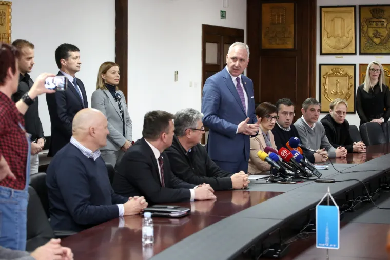 Opara i predsjednici Klubova vijećnika dali izjave za medije nakon sastanka o Karepovcu