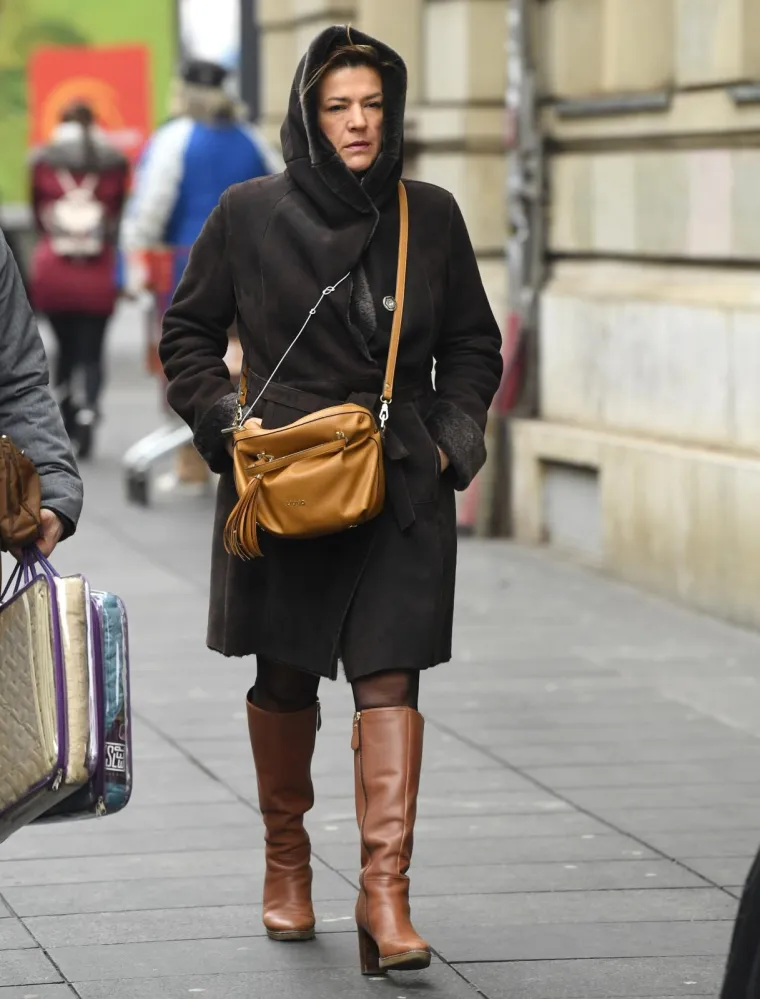 Ova gospođa odlučila se na jednostavan, polu dugi kaput, ali najvažnije je da je u njemu jako toplo.