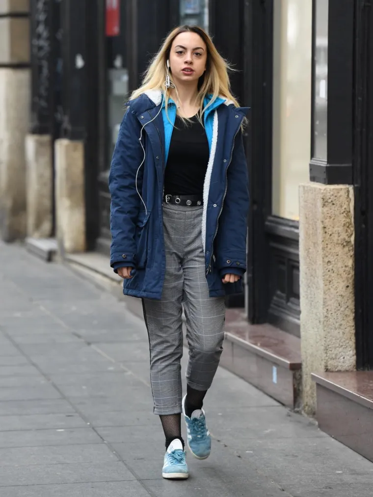 Ova je djevojka također odabrala parku, ali u plavoj boji.