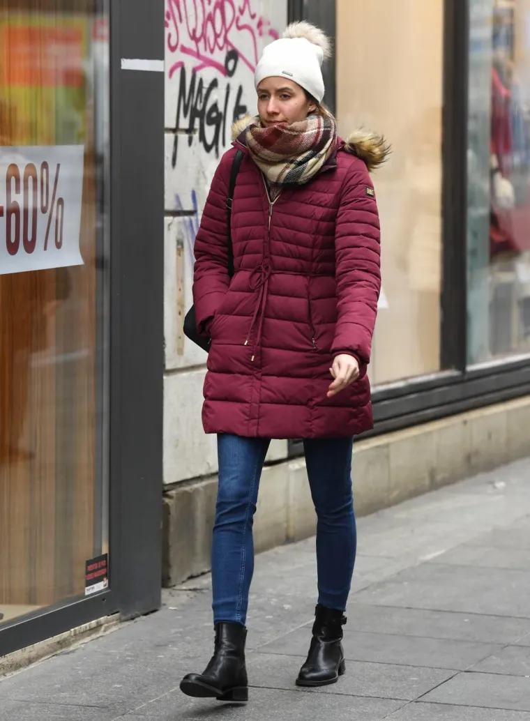 Da malo razbije monotoniju i sivilo, ova se djevojka ogrnula dugom crvenom jaknom s umjetnim krznom na kapuljači.