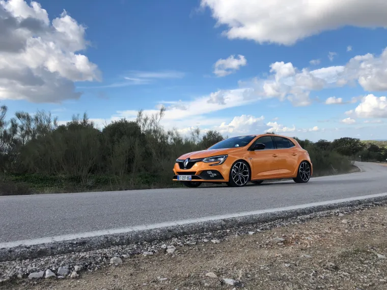 Novi Megane R.S. je opremljen 1,8-litrenim četverocilindrašem s twin-scroll turbopunjačem, koji razvija 280 KS i 390 Nm, snagu razvija u širokom području između 2000 i 6000 okretaja i do stotke stiže za 5,8 sekundi.