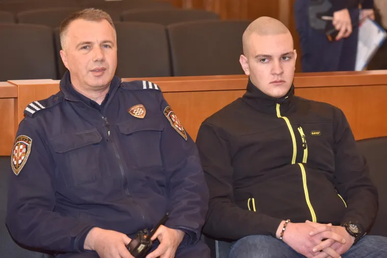 Na Županijskom sudu zu Zadru zapocelo suđenje Tinu &Scaron;unjergi, osumnjičenom za okrutno ubojstvo roditelja. &Scaron;unjergu se sumnjiči je 25. ožujka pro&scaron;le godine ubio roditelje iz osvete jer su mu vi&scaron;e godina prigovarali zbog lo&scaron;ih ocjena u &scaron;koli i konzumiranja raznih vrsta drogePhoto: Dino Stanin/PIXSELL
