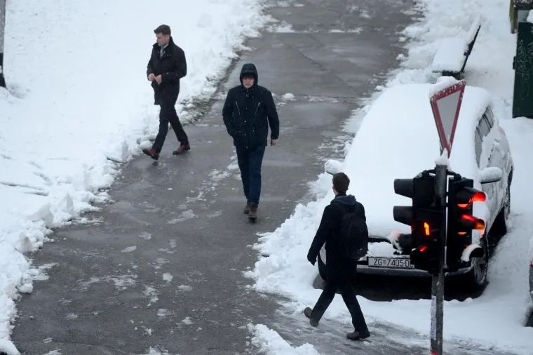 Zagreb: Građane jutros dočekao bijeli pokrivač debljine 10 centimetara