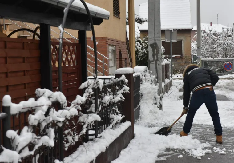 Zagreb: Građane jutros dočekao bijeli pokrivač debljine 10 centimetara